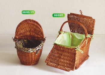 Basket with hood and lining